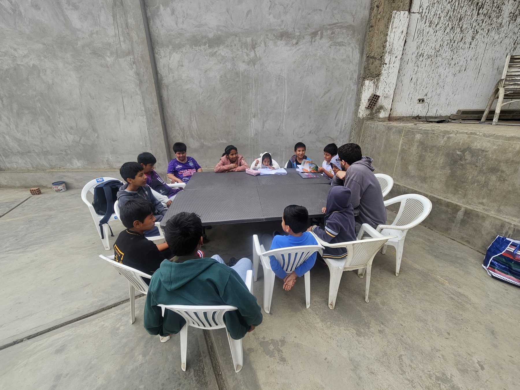 Estudiantes y comunidad participando en un entorno de aprendizaje en Manchay