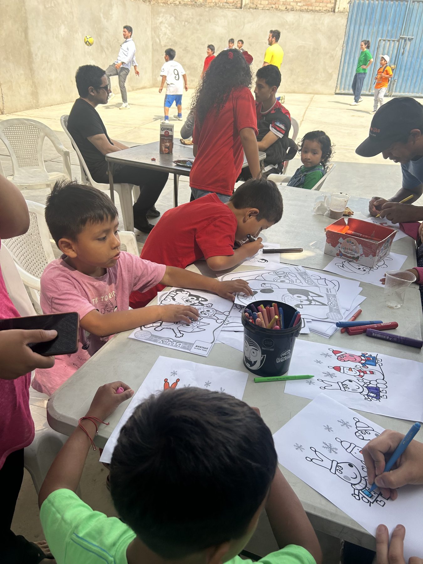 Acompa&ntilde;amiento educativo cercano entre voluntarios y estudiantes
