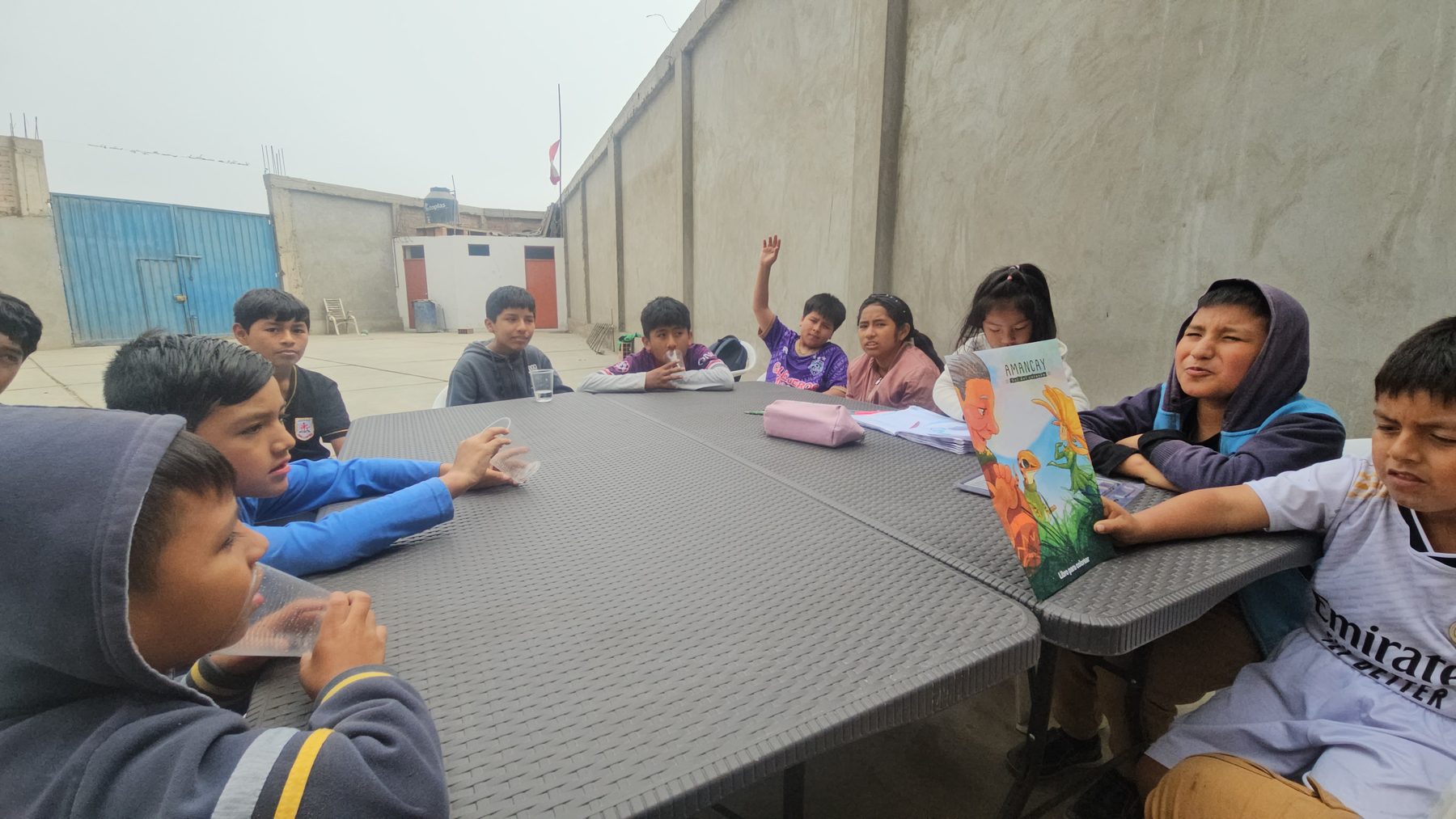 Estudiantes trabajando juntos en una sesi&oacute;n de acompa&ntilde;amiento educativo